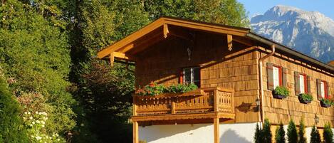 Außenansicht des Gebäudes. Der sonnige Balkon