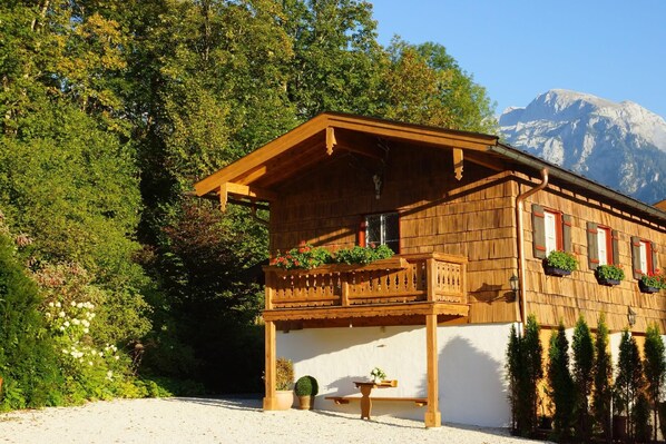 Außenansicht des Gebäudes. Der sonnige Balkon