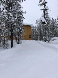 Brand New cabin with a hot tub and minutes from the river