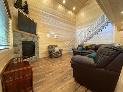 Brand New cabin with a hot tub and minutes from the river