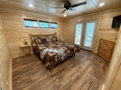 Brand New cabin with a hot tub and minutes from the river