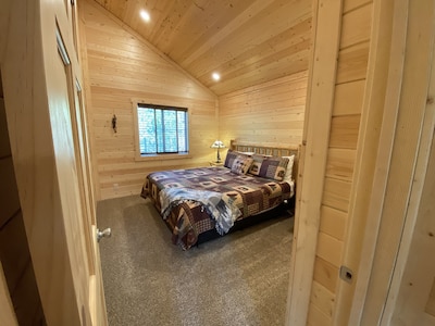 Brand New cabin with a hot tub and minutes from the river