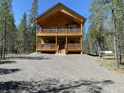 Brand New cabin with a hot tub and minutes from the river