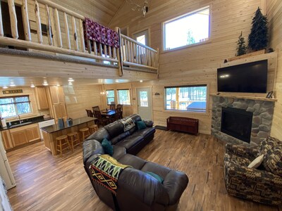 Brand New cabin with a hot tub and minutes from the river