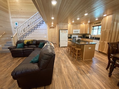 Brand New cabin with a hot tub and minutes from the river