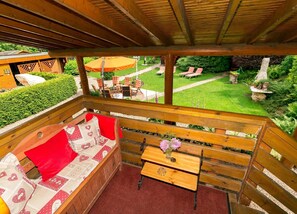 App. 1 Galerie - Eingangsbereich mit schönem Blick in den grünen Garten