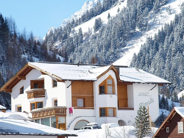 Außenansicht des Gebäudes. Apart Zimalis im Winter - Galtür Tirol