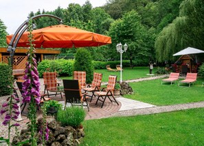 Garten. Gartenansicht mit Sitzgelegenheiten