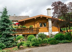 Außenansicht des Gebäudes. Blockhaus - Apartment 1 im Obergeschoss und 2 im Erdgeschoss