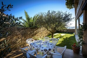 Panorama-Meerblick von der Terrasse mit Grillbereich und Außenküche