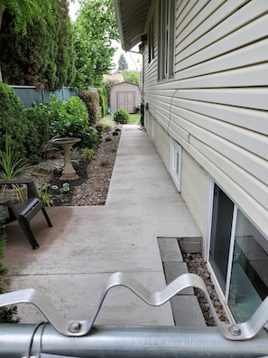 entrance to  cozy cellar bungalow