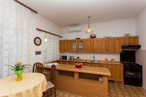 Kitchen area. Fully equipped kitchen