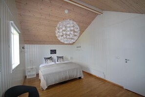 Large master bedroom with a 1,80m luxury new bed.