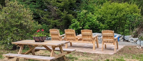 Stone fire pit, picnic table ,and seating for relaxing 😎