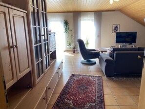 Wohnzimmer vom Flur aus gesehen