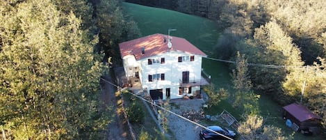 panorama dei dintorni e della casa (drone)