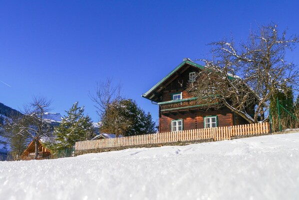 Außenansicht des Gebäudes. Unser Chalet im Winter