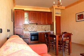 Wohnzimmer mit Küche und Klimaanlage