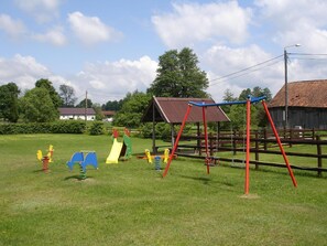 Außenansicht des Gebäudes. Kinderspielplatz