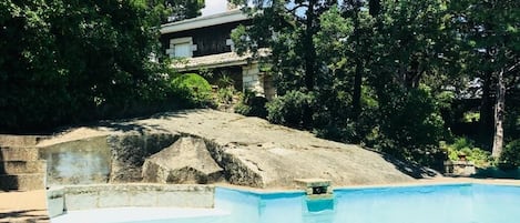 Vista del chalet desde la piscina