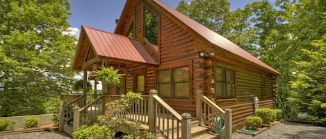 Bear Ridge Hideaway, a great retreat hidden in wooded seclusion