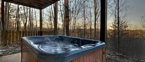Relax and enjoy the beautfiful sunset in the Hot Tub
