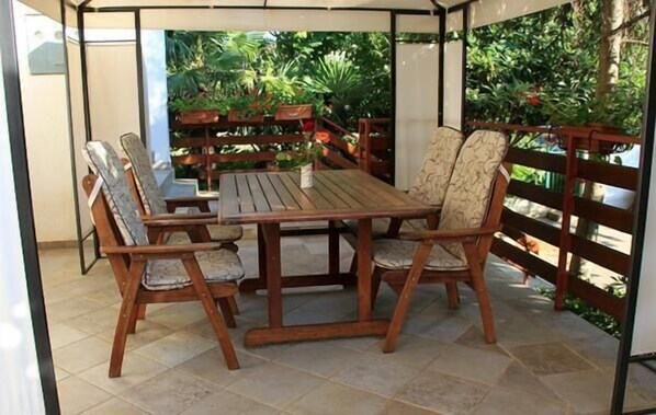 Outdoor dining