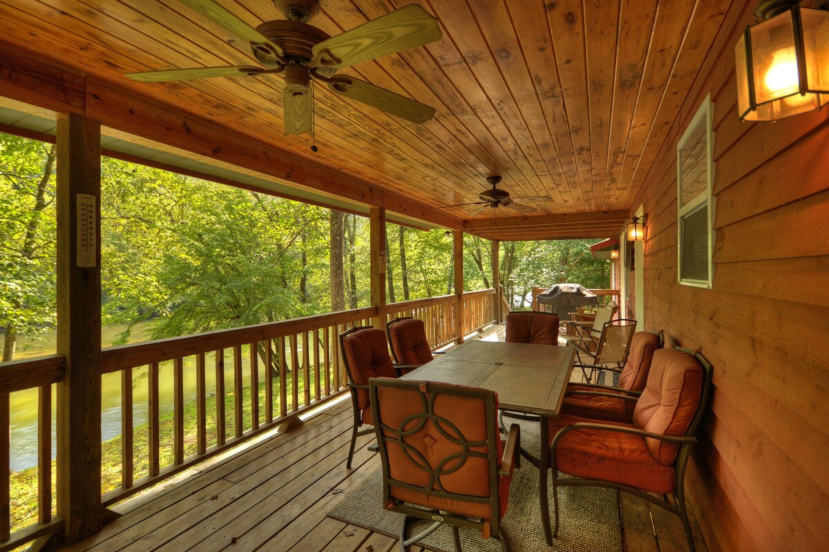 *Free Whitewater Rafting & Ziplining* Be our guest in this Toccoa River cabin rental with riverfront access