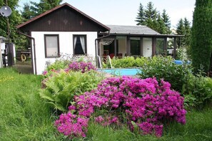 Bungalow mit Pool und Azaleenblüte