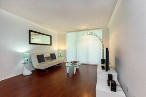 Flooring, Floor, Hardwood, Screen, Indoors