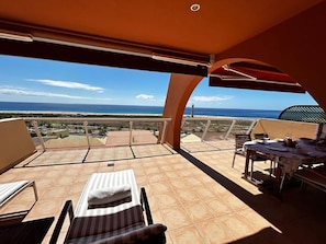 Large terrace, very sunny and with views of the beach