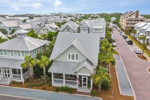 Well maintained family home with yard near the BIG CHILL & Shops