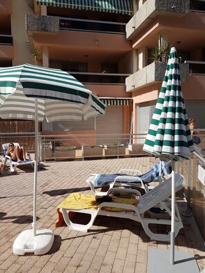 Piscine. Aire de la piscine avec transats et parasols