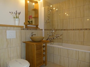 Salle de bain avec baignoire
