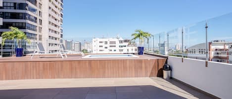 Marvelous Communal Rooftop Pool Area