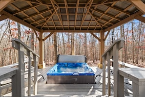 Come soak in the hot tub surrounded by woods! 