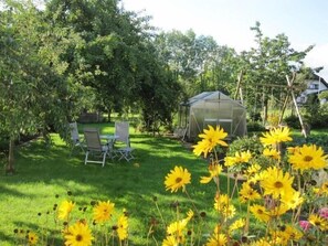 Garten mit Sitzgelegenheit und Schaukel