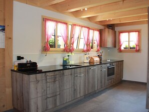 Countertop, Cabinetry, Eigentum, Fenster, Küche, Gebäude, Holz, Interior Design, Zapfhahn, Haus