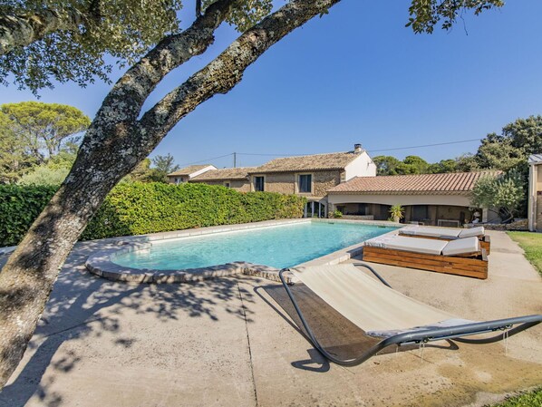 L'Eau, Plante, Ciel, Bâtiment, Piscine, Bleu Azur, Ombre, Mobilier De Jardin, Arbre, Balancelle