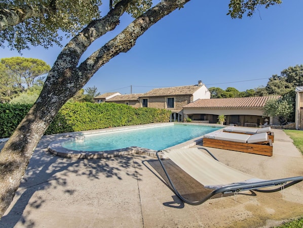 L'Eau, Plante, Ciel, Bâtiment, Piscine, Bleu Azur, Ombre, Mobilier De Jardin, Arbre, Balancelle
