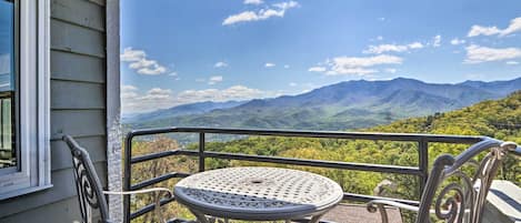 Gatlinburg Vacation Rental | Studio | 1BA | 382 Sq Ft