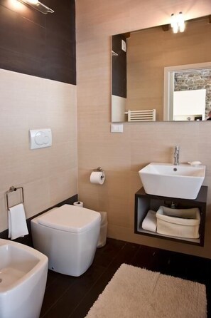 Badezimmer mit Dusche/Badewanne