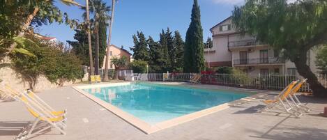 Piscina. Residence Oleandro *** Pietra Ligure Liguria piscina adatta anche ai bambini