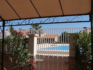 Blick auf den Pool vom Innenhof aus