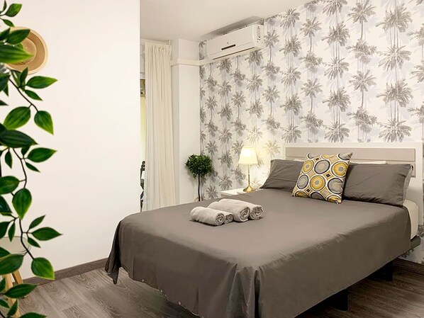 Bedroom with double bed, terrace and hot/cold air conditioning