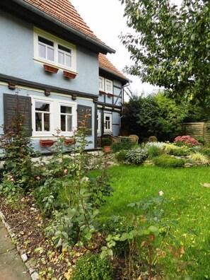 Bauerngarten, Sitzplatz im Garten ganz rechts vorm Haus