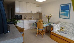 TV grand écran, home cinema, vue mer du canapé, guides personnalisés