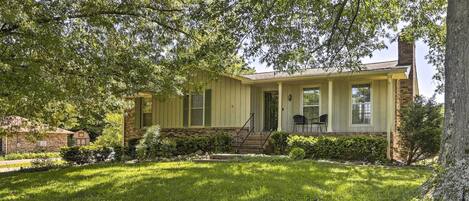 Come visit this 2-bedroom, 1-bathroom home in Hendersonville!
