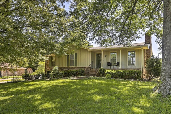 Come visit this 2-bedroom, 1-bathroom home in Hendersonville!