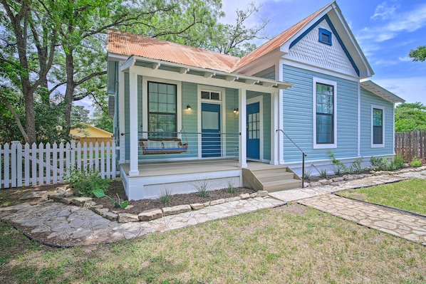 Wave goodbye to the big city and say hello to your Hill Country retreat!